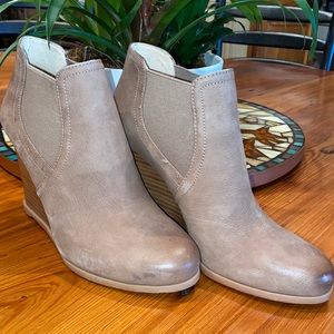 Audrey Brooke “Cindy”booties size 8